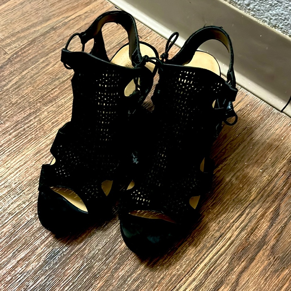 Manhattan collection
Size 9, black heels with lace
